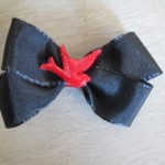 Sort sløjfe med rød svale