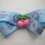 Babyblå sløjfe m/ cupcakes og bær