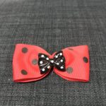 Rød sløjfe med prikker med sort sløjfe