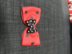 Rød sløjfe med prikker med sort sløjfe