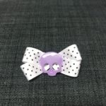 Hvid sløjfe med lilla dødningehoved