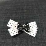 Hvid sløjfe med sort sløjfe