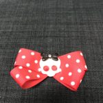 Rød sløjfe, hvide prikker m/skull