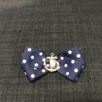 Blå sløjfe, hvide prikker og anker