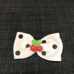 Sød lille sløjfe i hvid med kirsebær