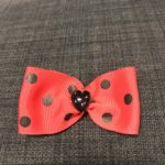 Sløjfe med prikker og hjerte