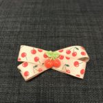 Sandfarvet sløjfe med kirsebær