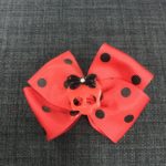 Rød sløjfe med rødt skull