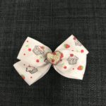 Hvid kage sløjfe med cupcake