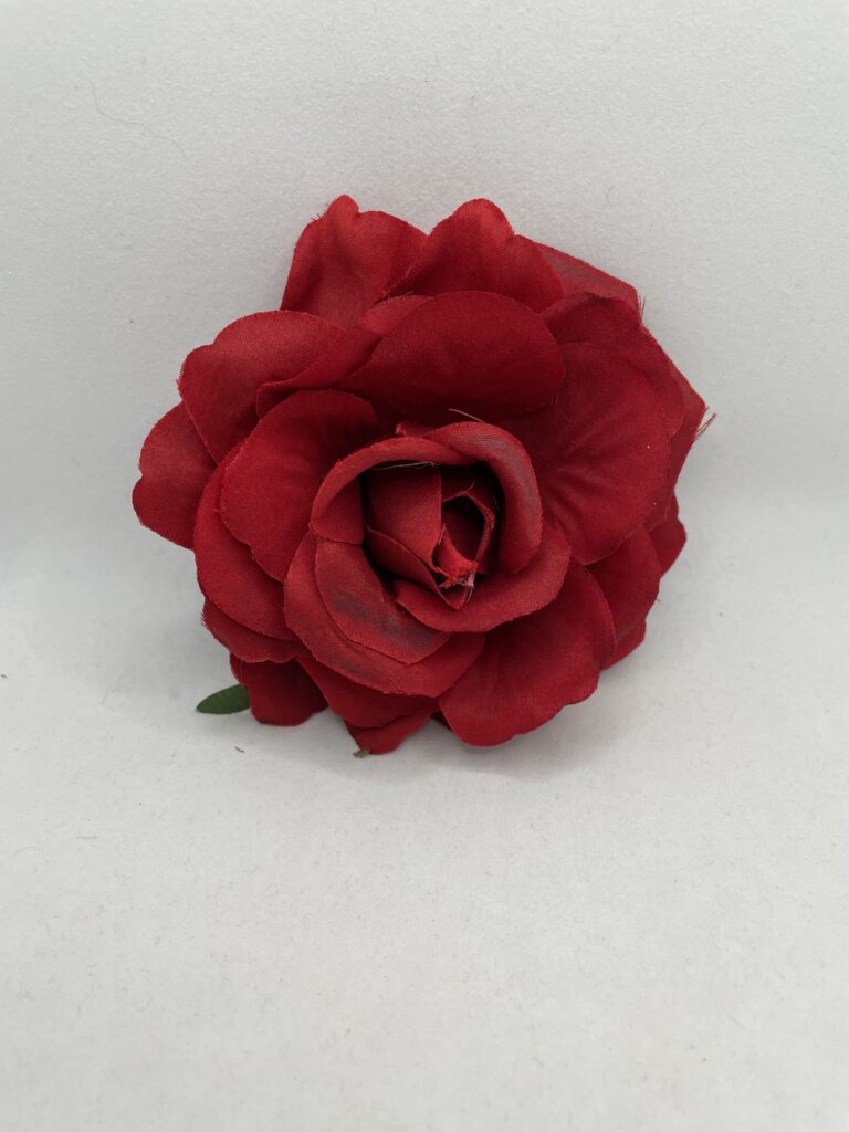 Rød rose til håret eller tøjet - fås i flere farver. køb med billig fragt