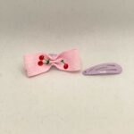 mini babysløjfe i lyserød med smä røde kirsebær
